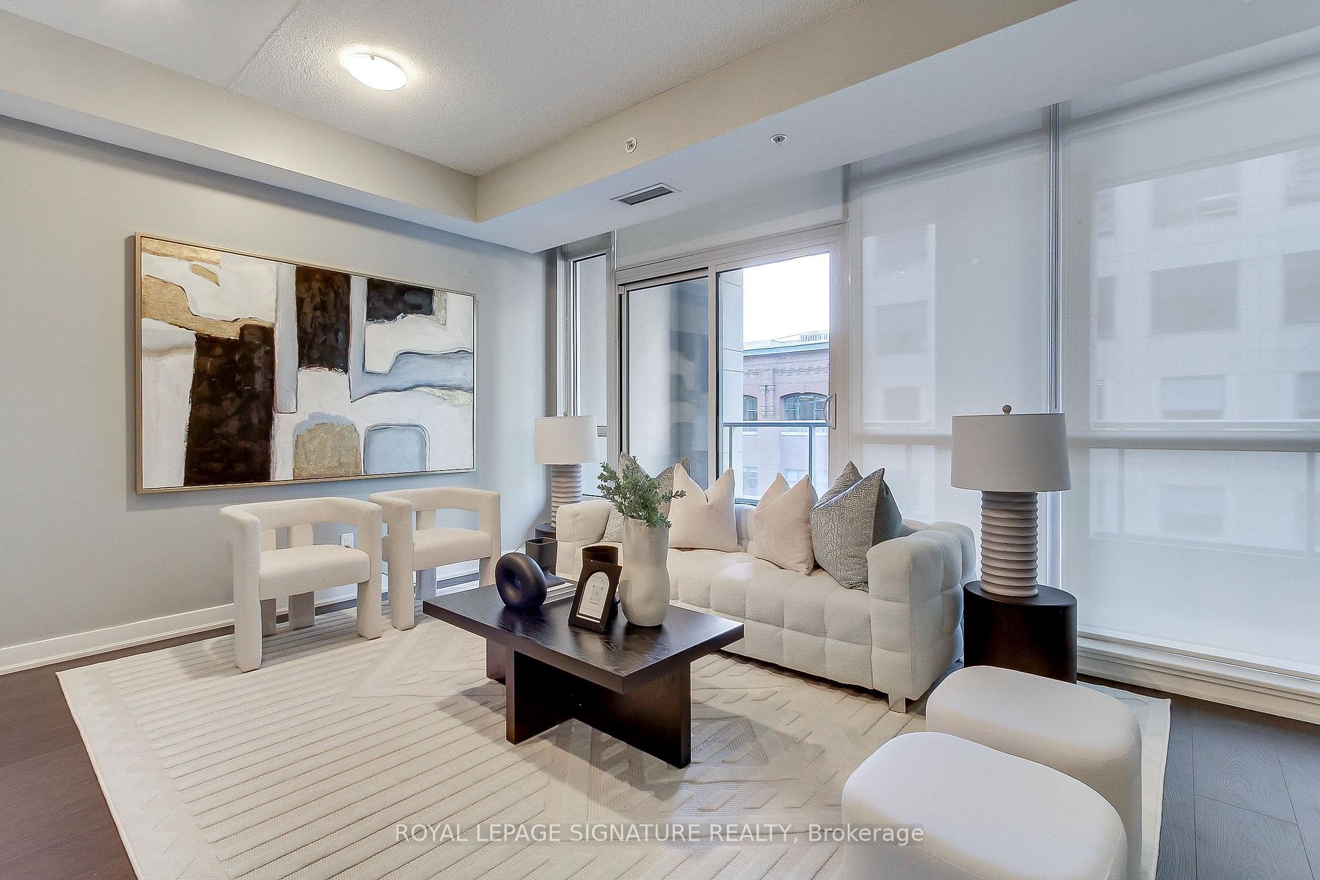 618-199 Richmond Street W, Toronto, ON - Indoor Photo Showing Living Room