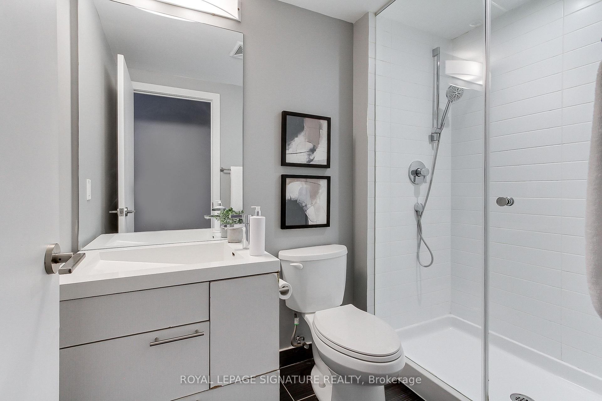 618-199 Richmond Street W, Toronto, ON - Indoor Photo Showing Bathroom