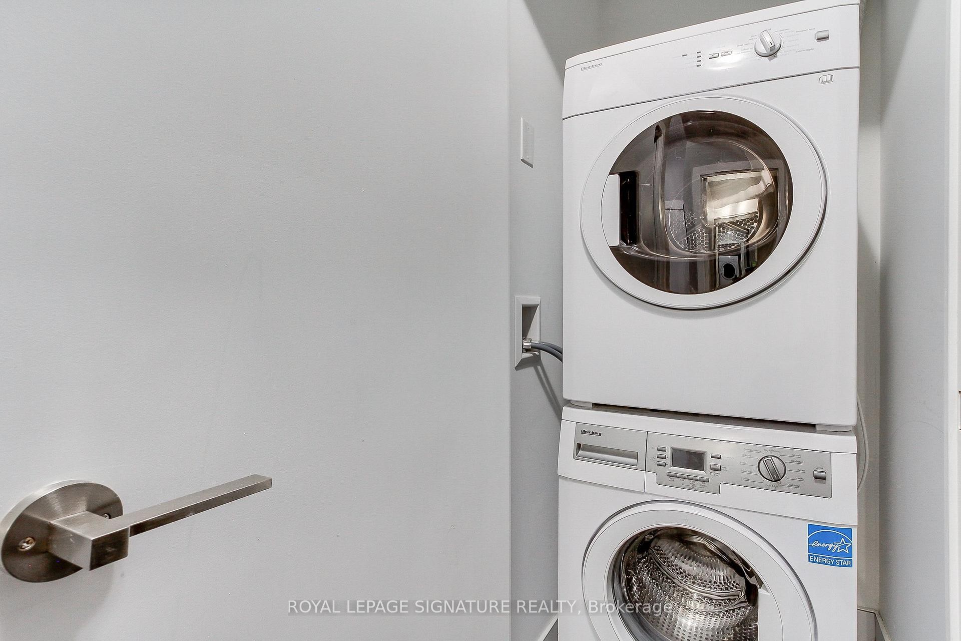 618-199 Richmond Street W, Toronto, ON - Indoor Photo Showing Laundry Room