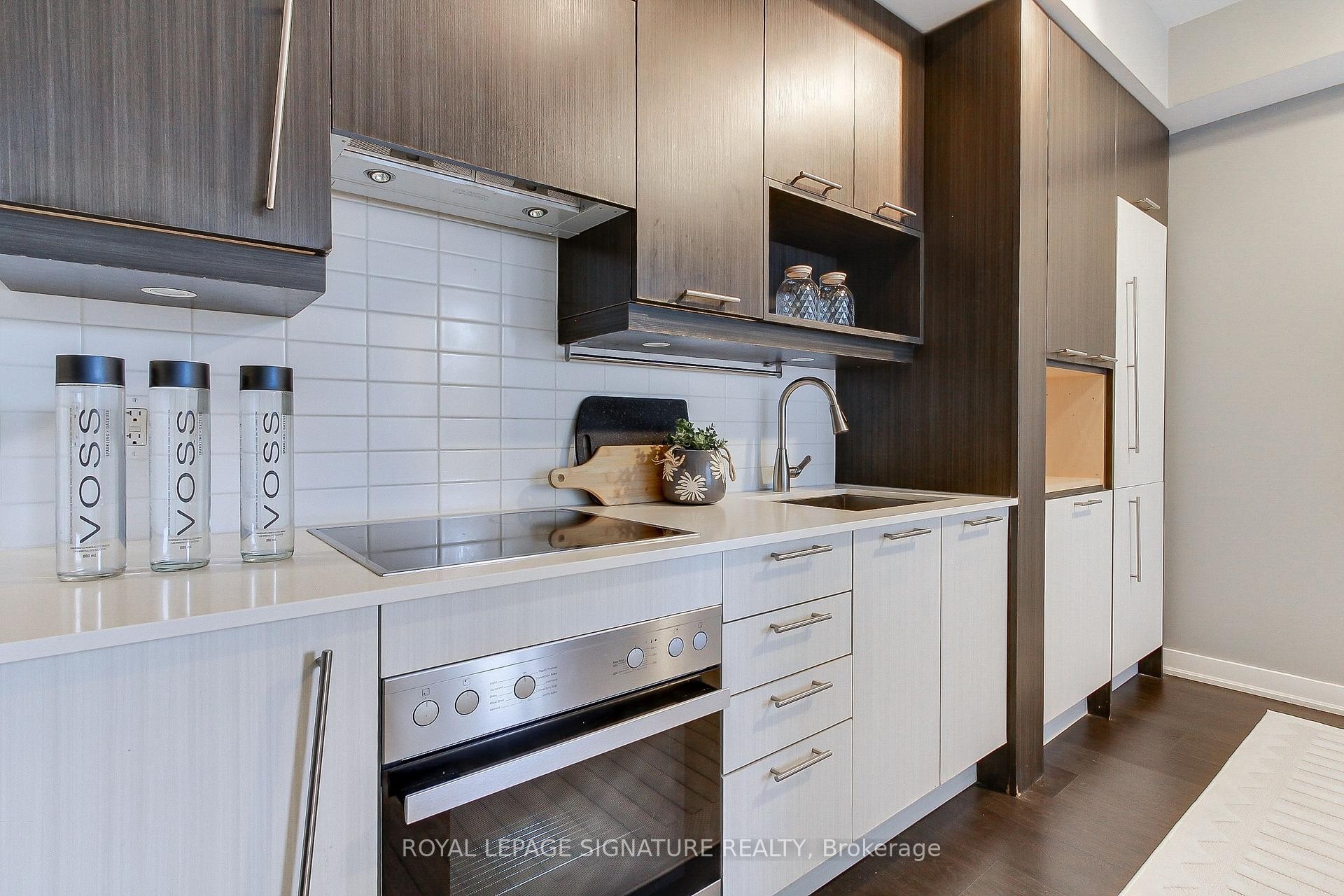 618-199 Richmond Street W, Toronto, ON - Indoor Photo Showing Kitchen
