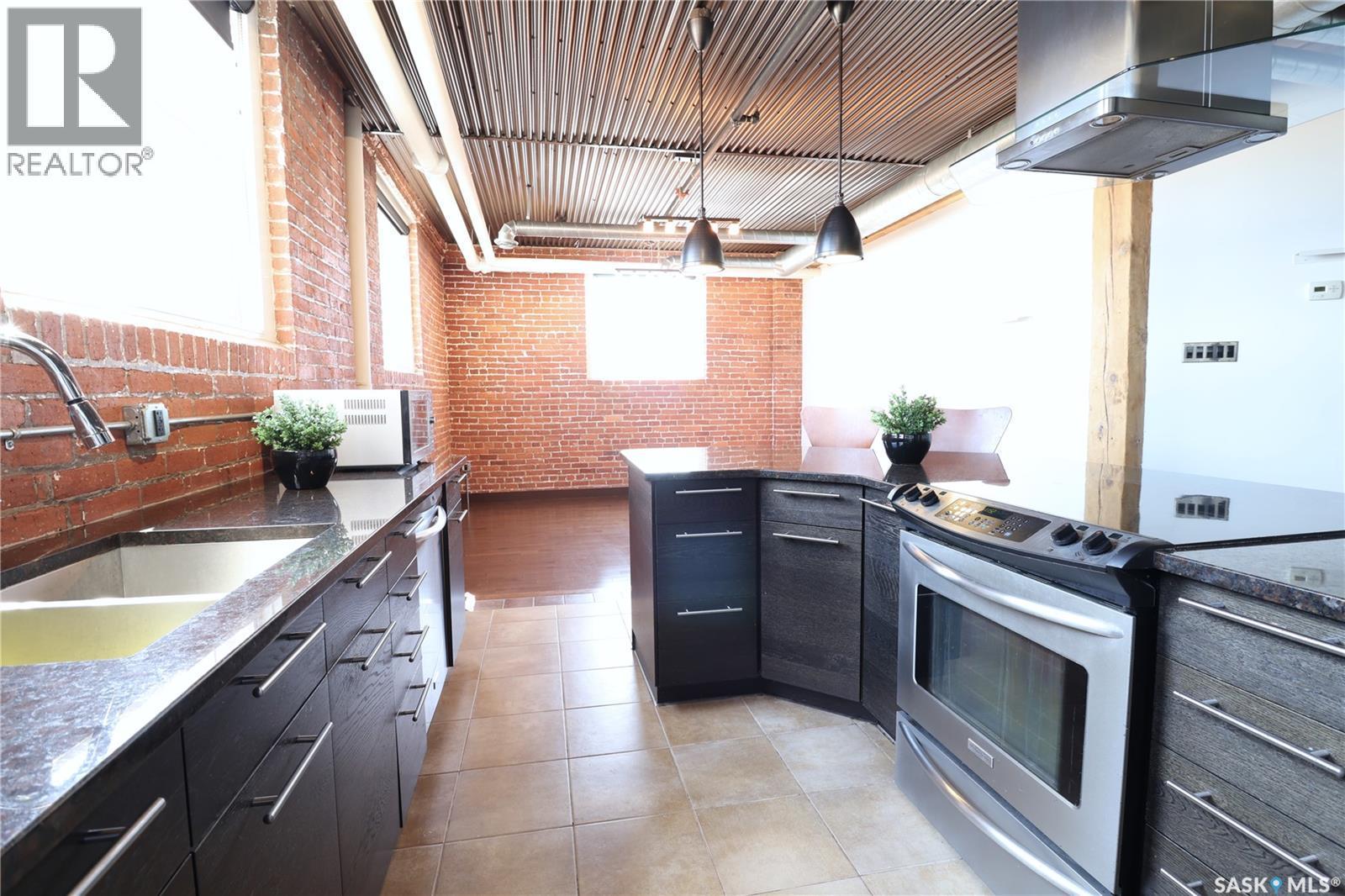 302 1275 Broad Street, Regina, SK - Indoor Photo Showing Kitchen