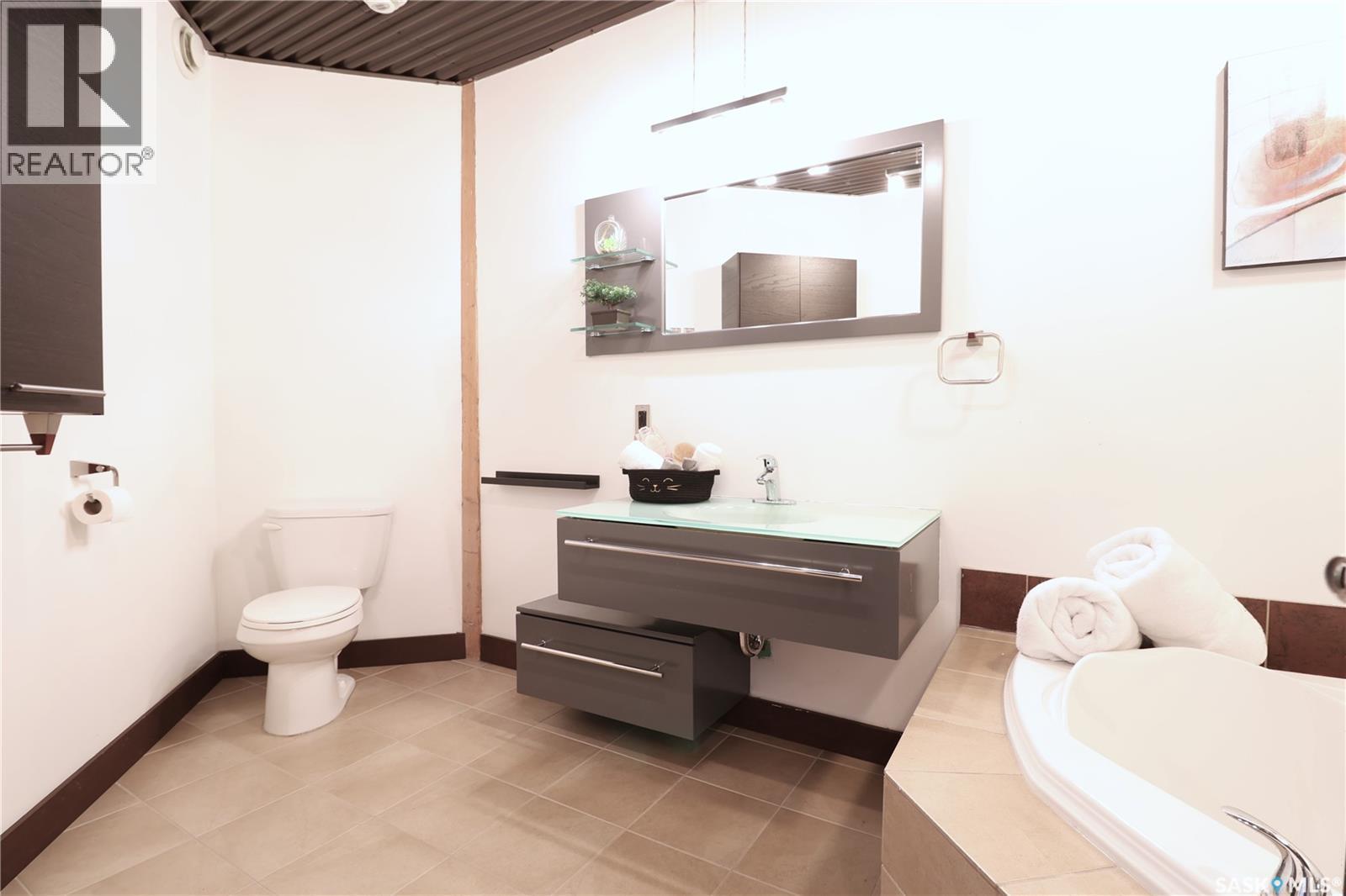 302 1275 Broad Street, Regina, SK - Indoor Photo Showing Bathroom