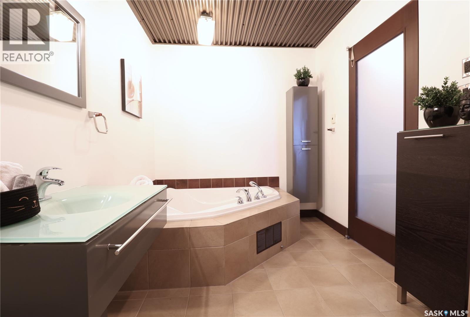 302 1275 Broad Street, Regina, SK - Indoor Photo Showing Bathroom