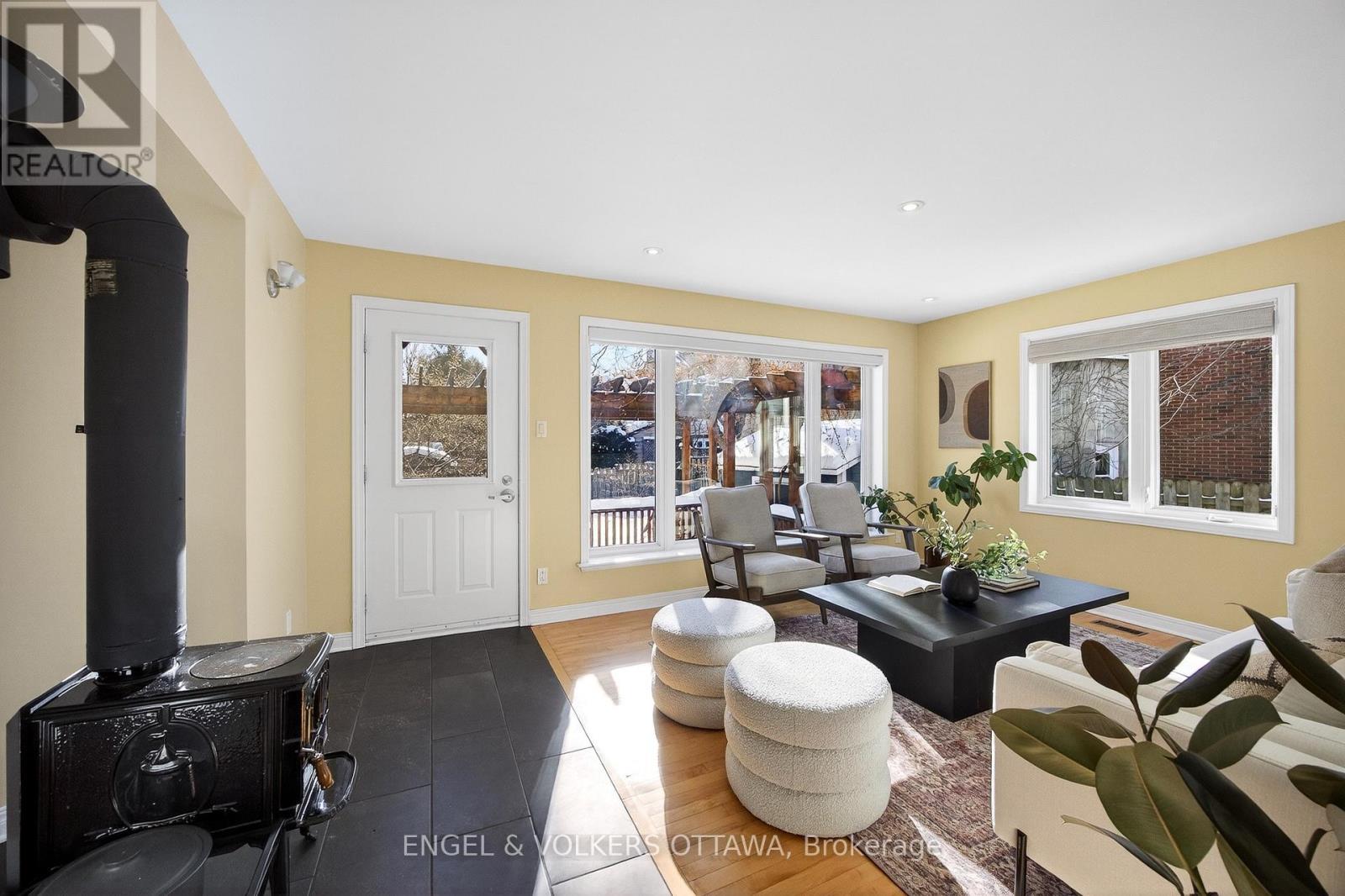 66 Aylmer Avenue, Ottawa, ON - Indoor Photo Showing Living Room
