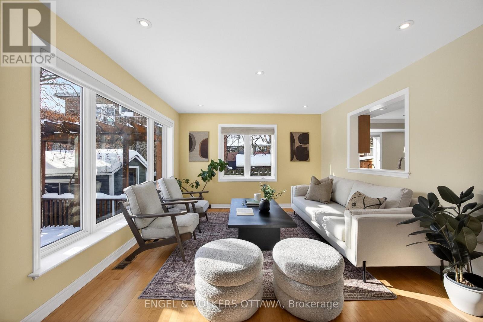 66 Aylmer Avenue, Ottawa, ON - Indoor Photo Showing Living Room