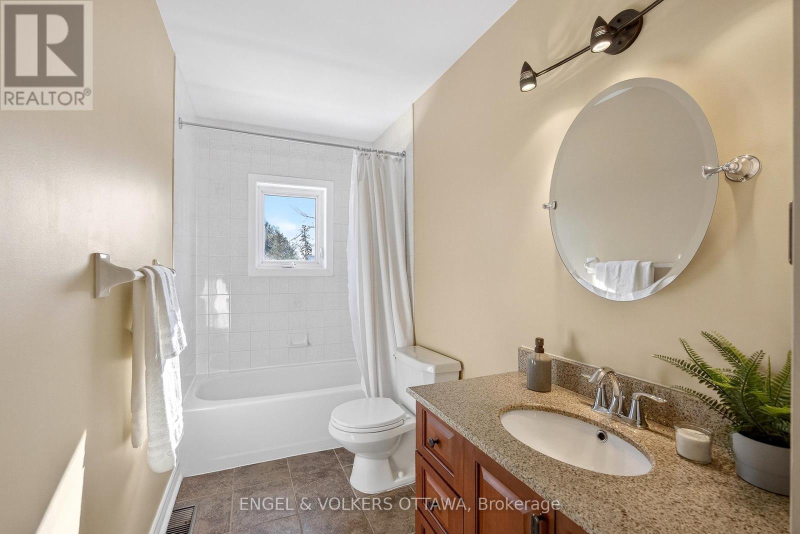 66 Aylmer Avenue, Ottawa, ON - Indoor Photo Showing Bathroom