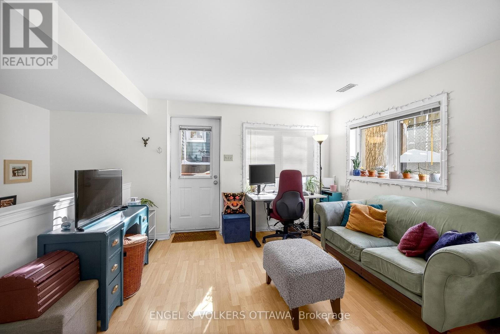 66 Aylmer Avenue, Ottawa, ON - Indoor Photo Showing Living Room