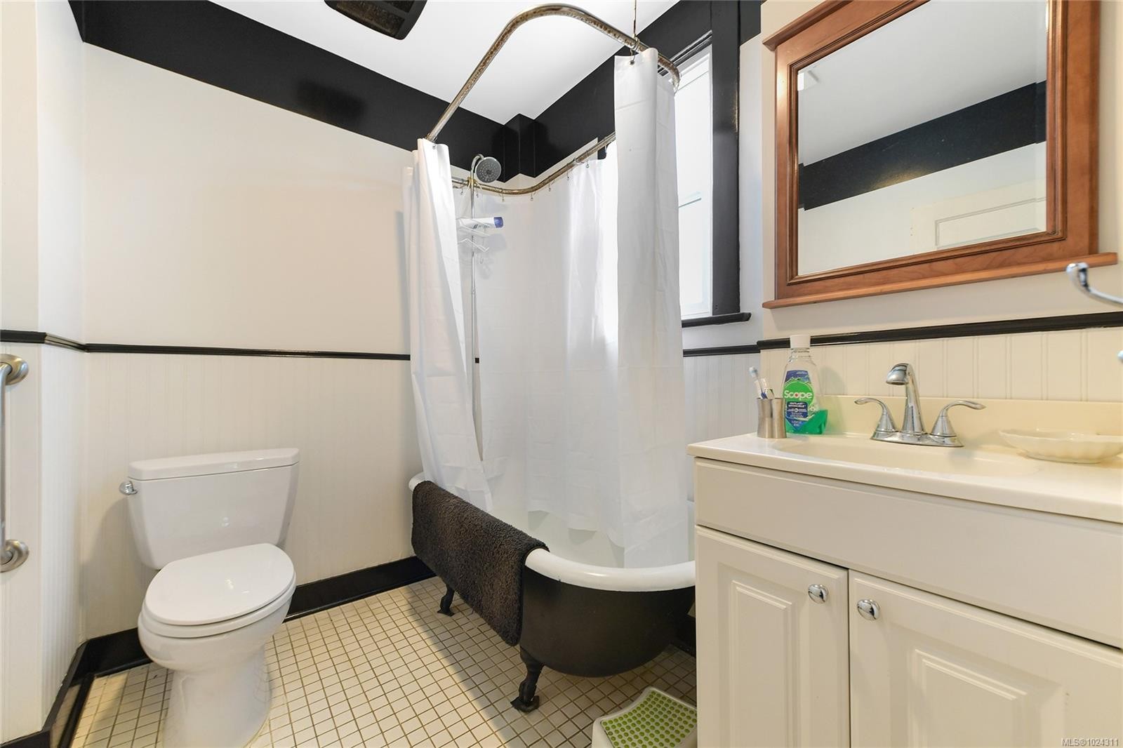 1715 Carrick St, Victoria, BC