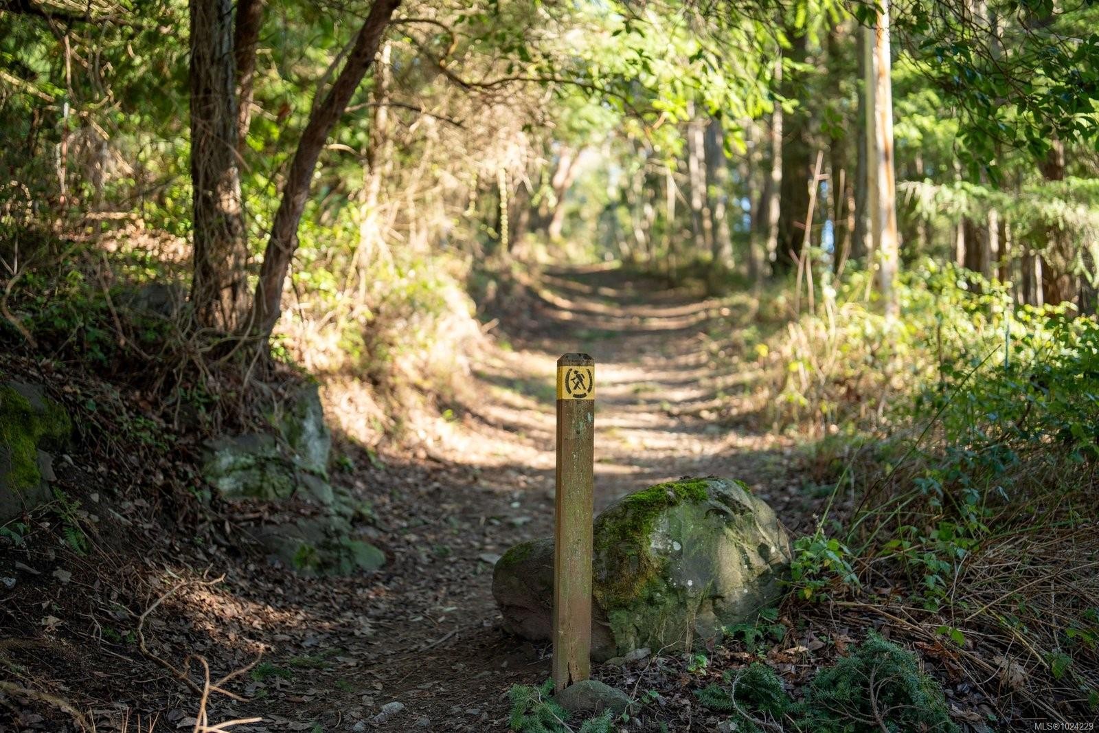 1183-1193 Hillgrove Rd, North Saanich, BC