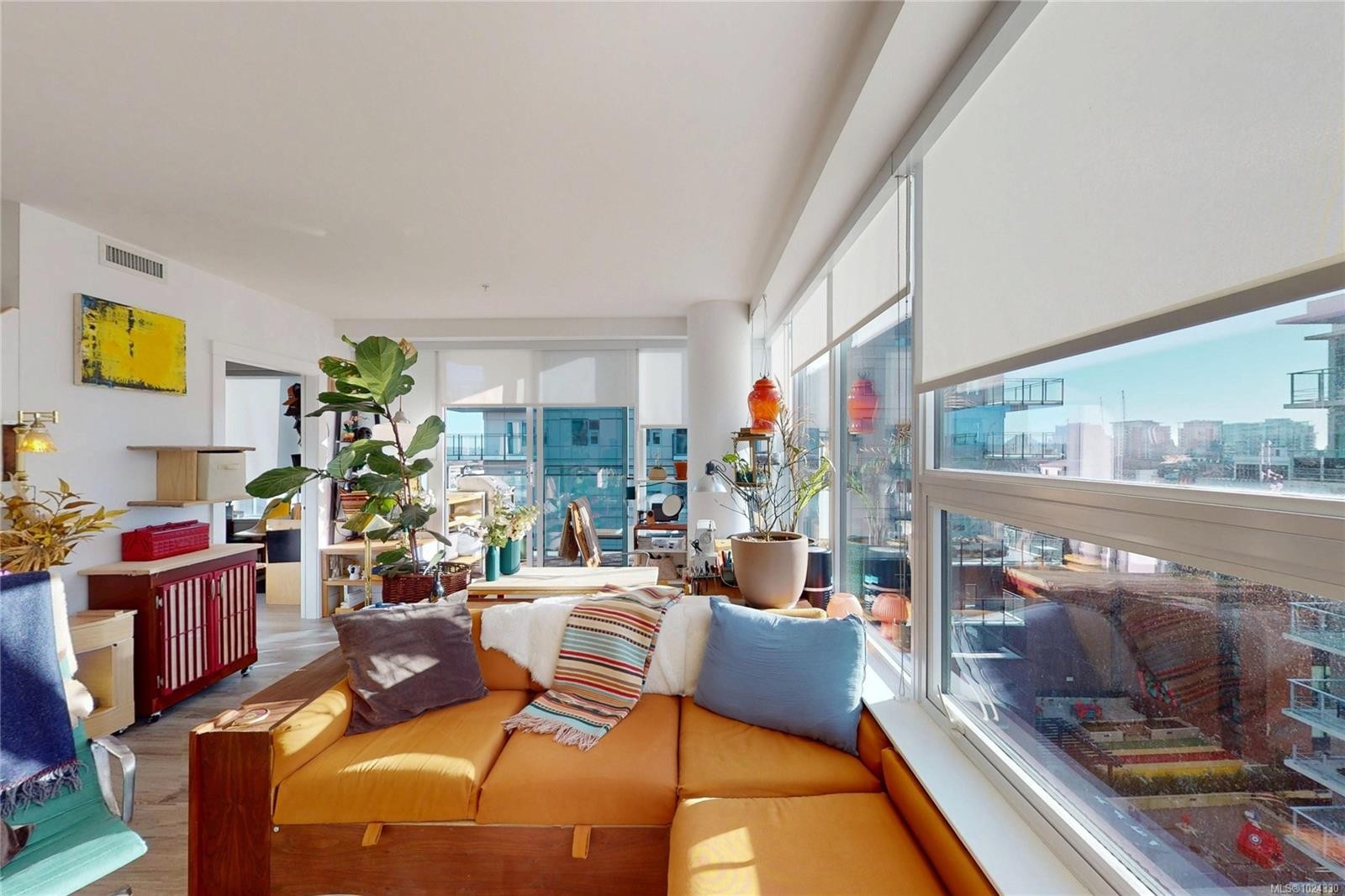 1108-777 Herald St, Victoria, BC - Indoor Photo Showing Living Room