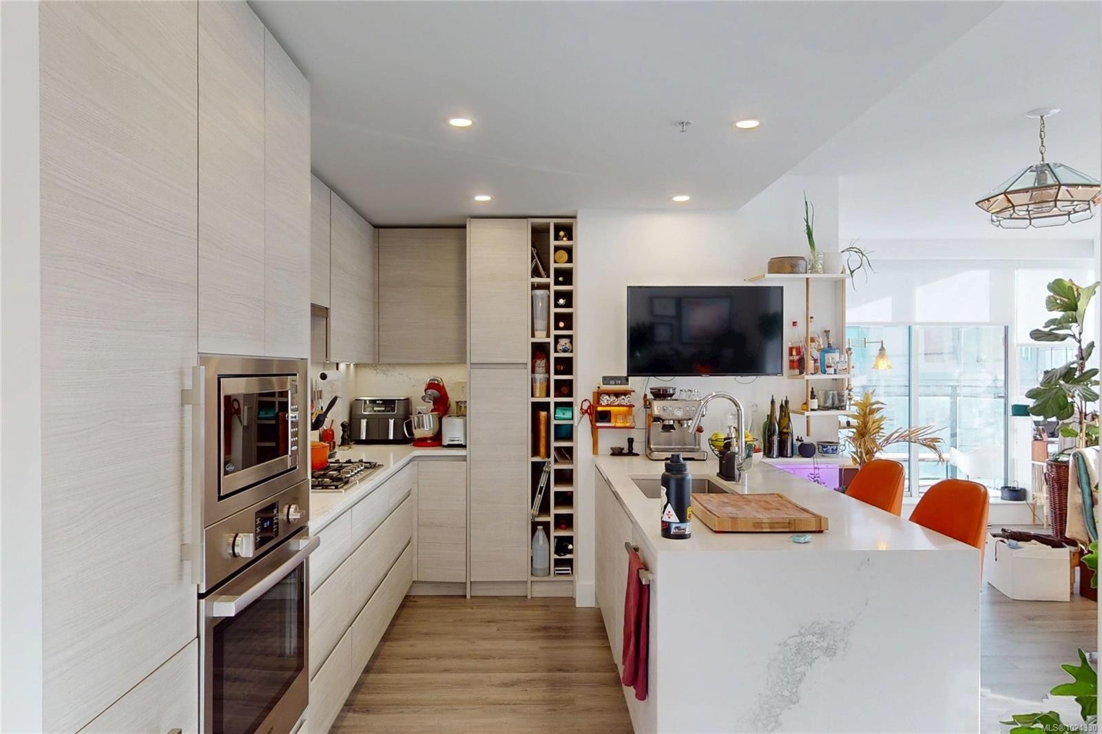 1108-777 Herald St, Victoria, BC - Indoor Photo Showing Kitchen