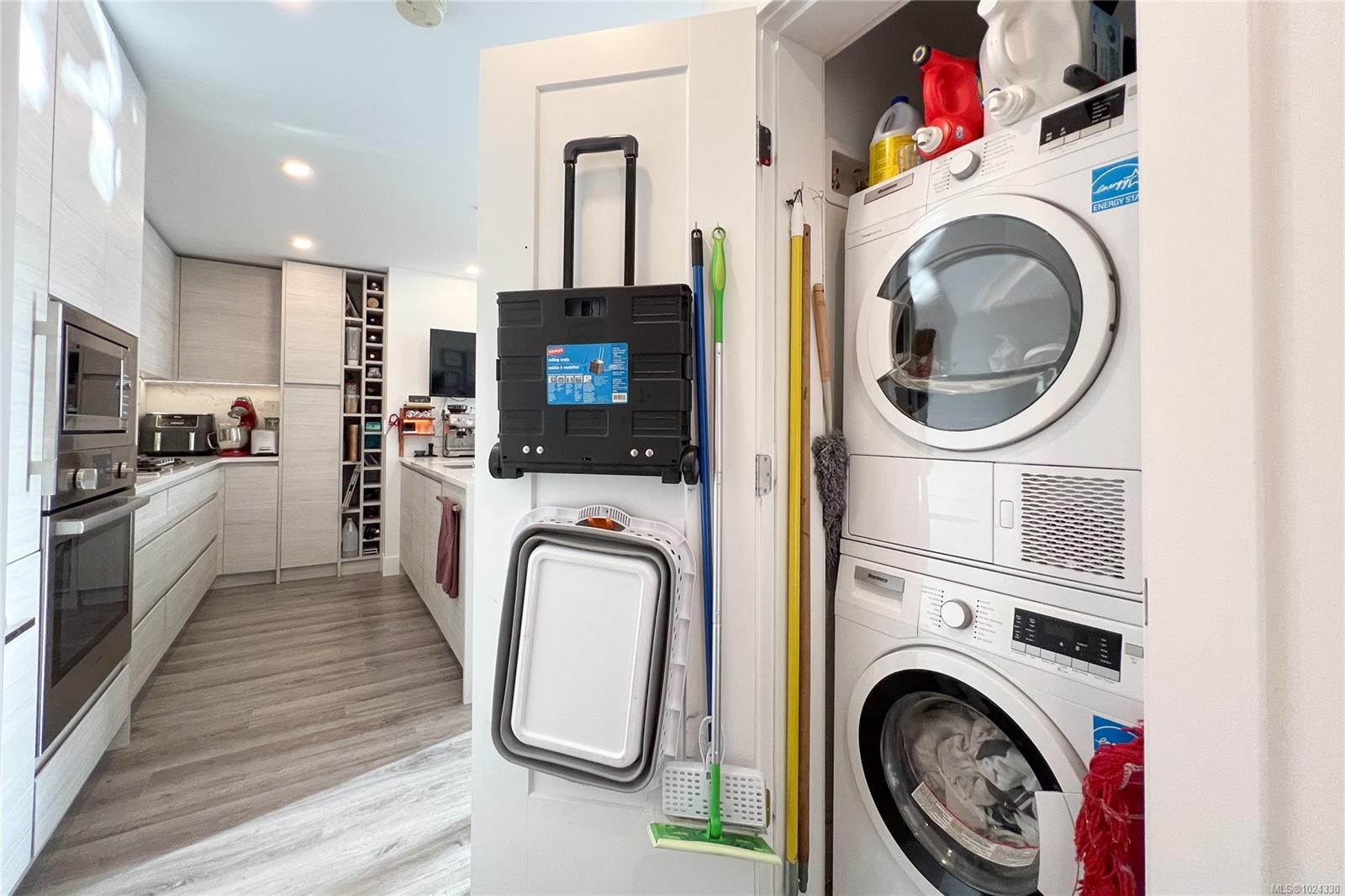 1108-777 Herald St, Victoria, BC - Indoor Photo Showing Laundry Room