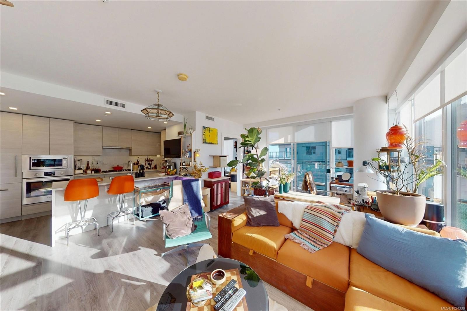 1108-777 Herald St, Victoria, BC - Indoor Photo Showing Living Room