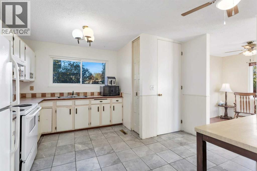 48 Halladay Avenue, Red Deer, AB - Indoor Photo Showing Kitchen With Double Sink