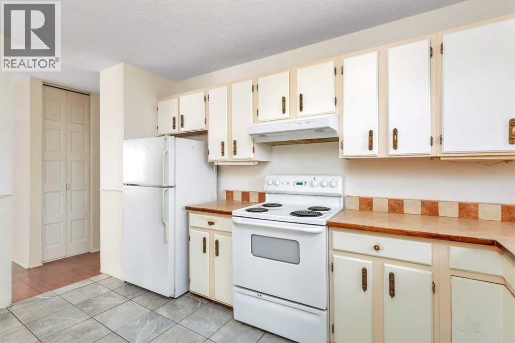 48 Halladay Avenue, Red Deer, AB - Indoor Photo Showing Kitchen