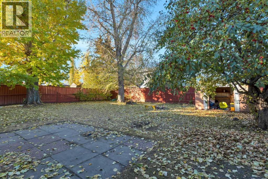 48 Halladay Avenue, Red Deer, AB - Outdoor