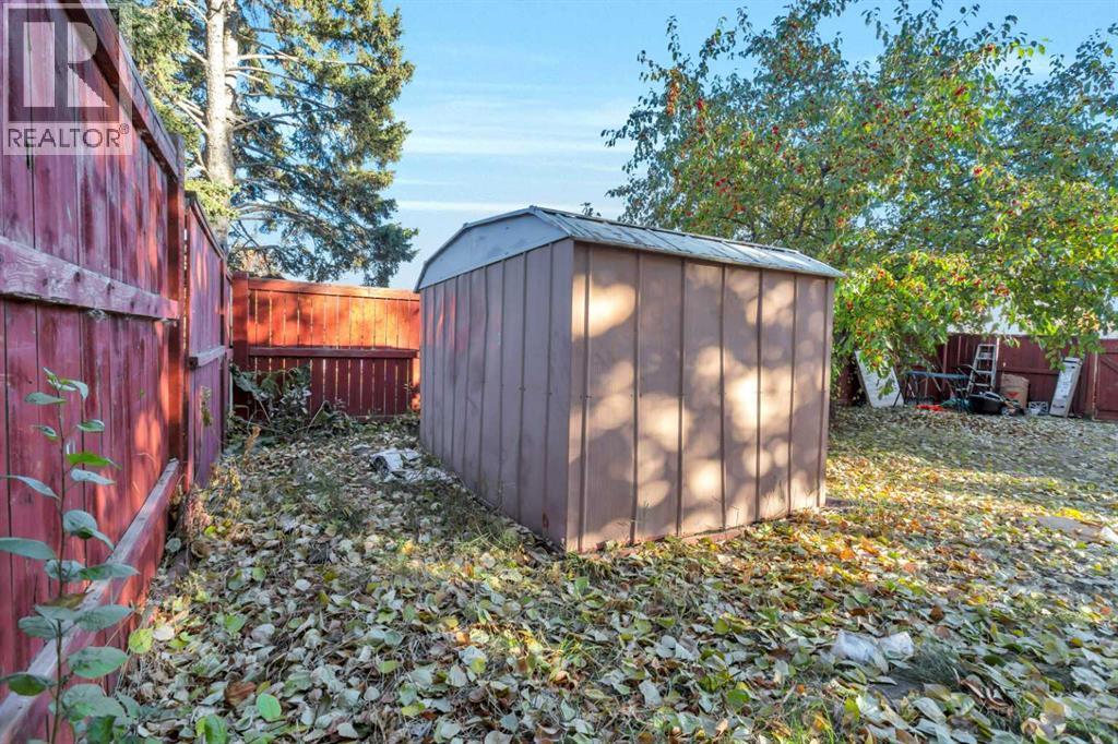 48 Halladay Avenue, Red Deer, AB - Outdoor