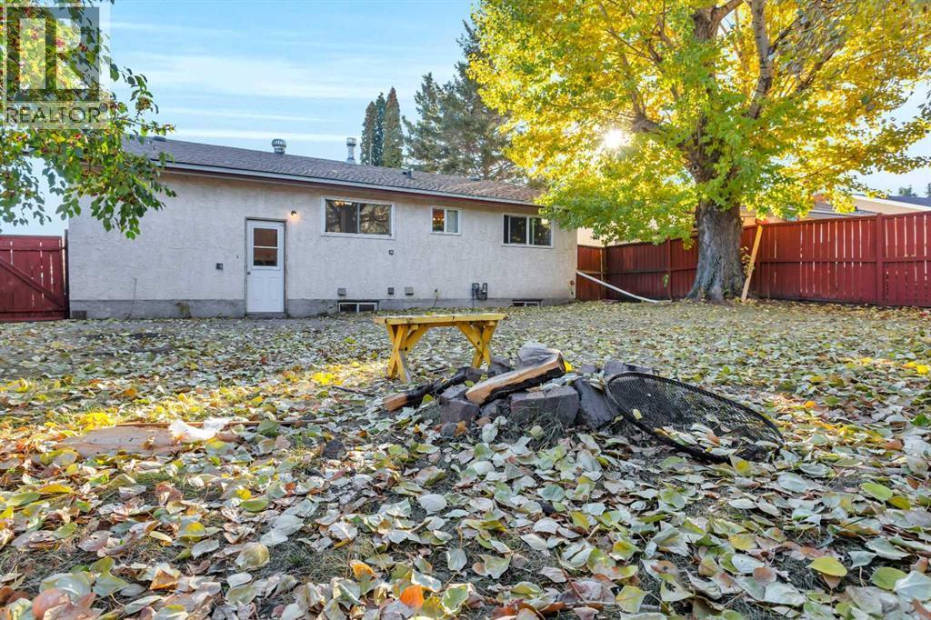 48 Halladay Avenue, Red Deer, AB - Outdoor