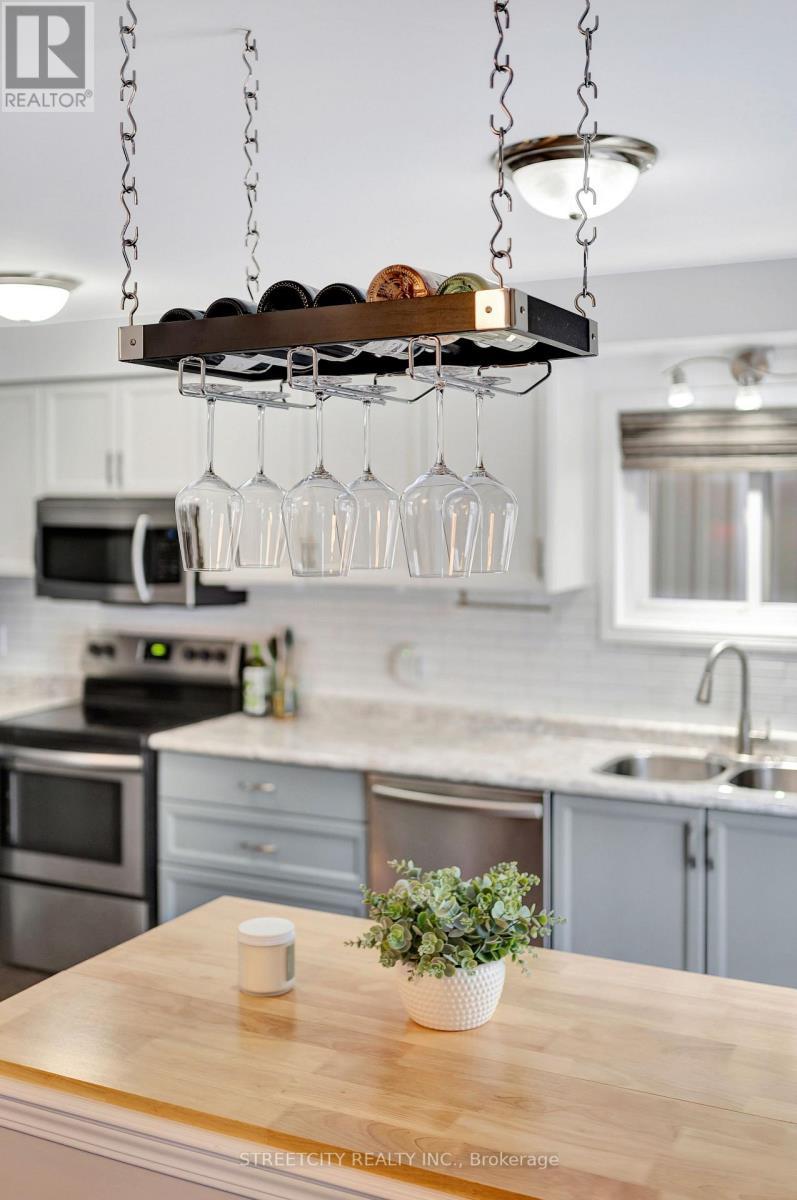 8 Shipley - 8 Shipley Avenue, Clarington, ON - Indoor Photo Showing Kitchen With Double Sink With Upgraded Kitchen