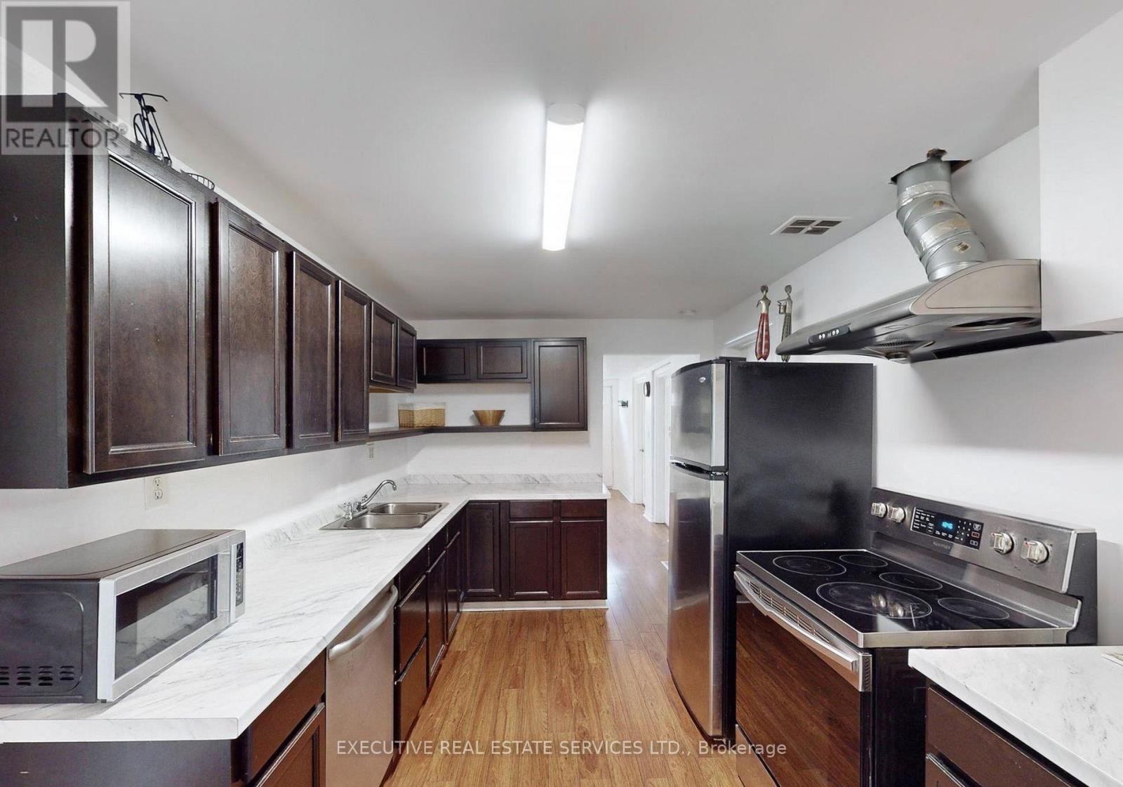 89 John Street, Brampton, ON - Indoor Photo Showing Kitchen With Double Sink
