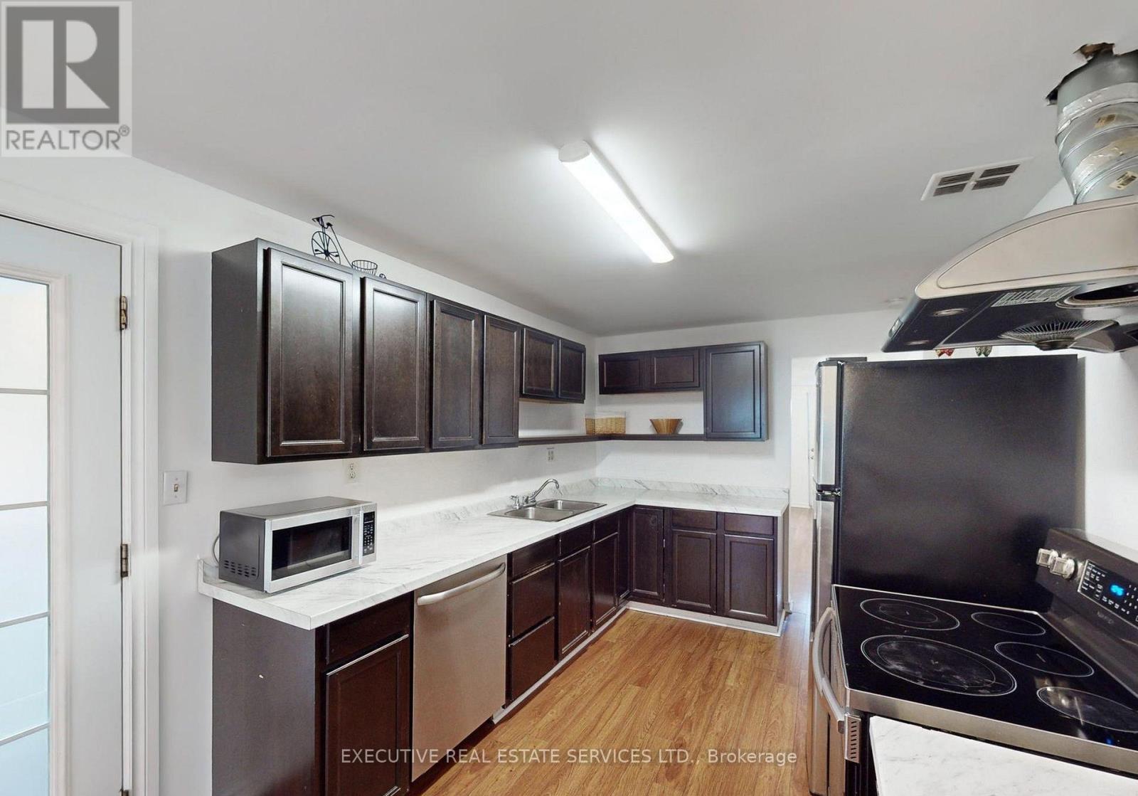 89 John Street, Brampton, ON - Indoor Photo Showing Kitchen With Double Sink