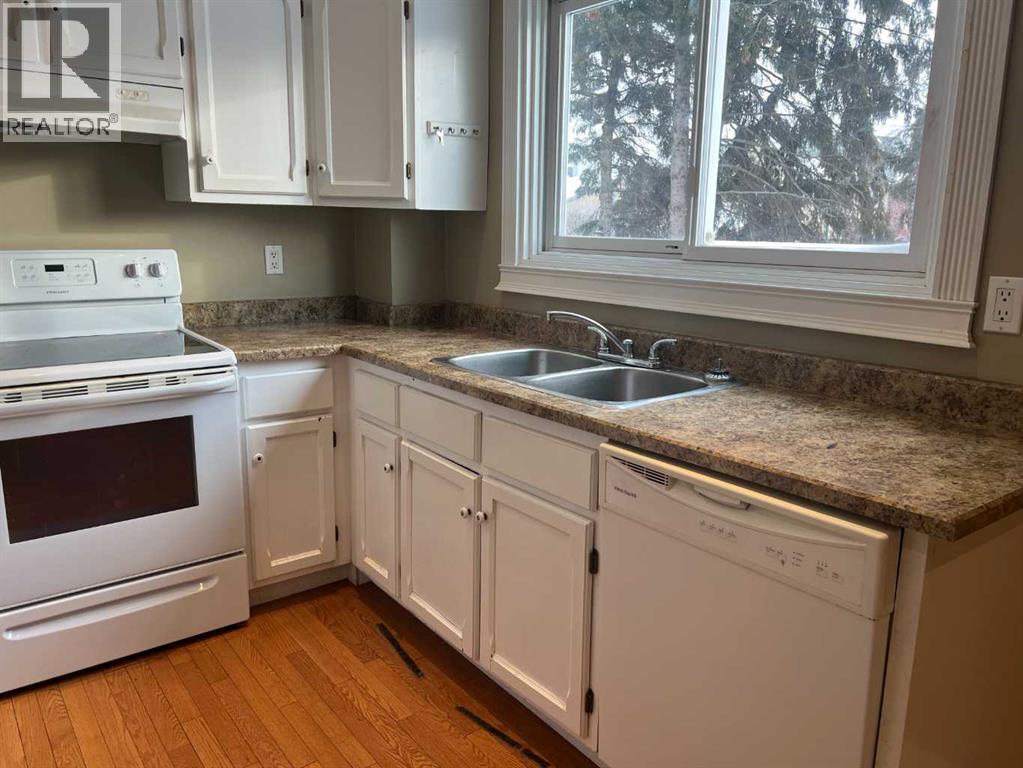 893 Timberline, Fort Mcmurray, AB - Indoor Photo Showing Kitchen With Double Sink