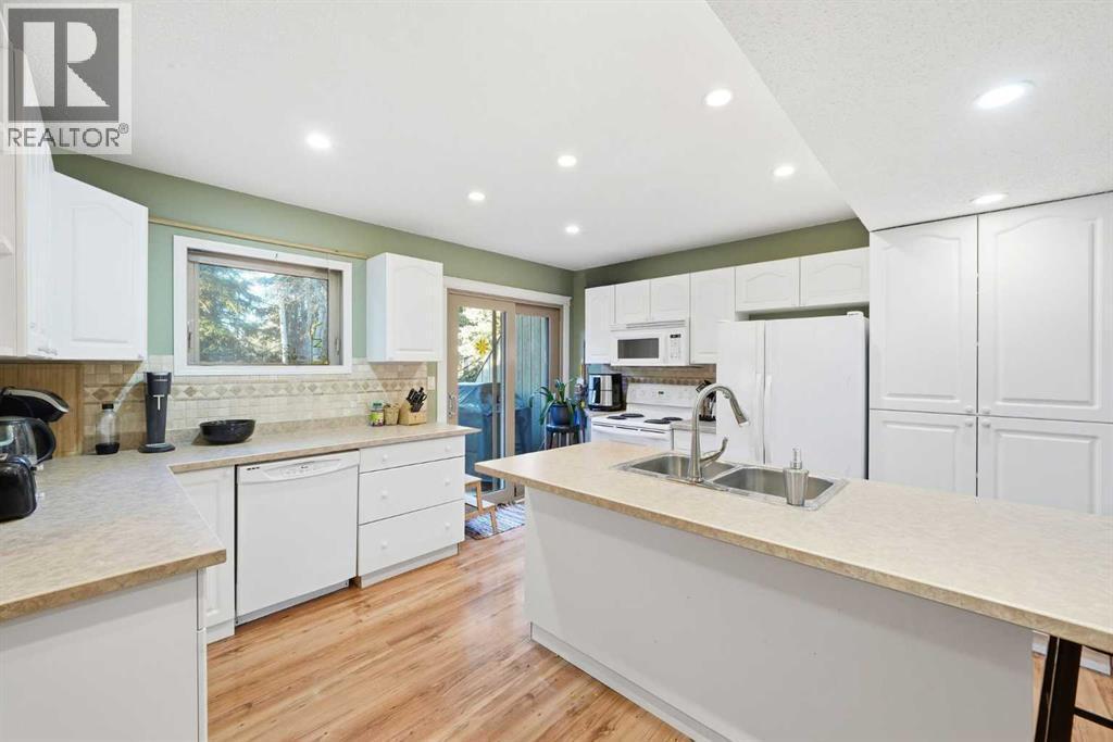 23, 1225 Railway Avenue, Canmore, AB - Indoor Photo Showing Kitchen With Double Sink