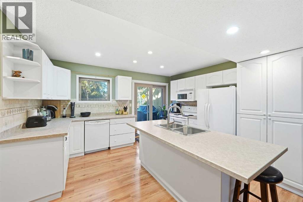 23, 1225 Railway Avenue, Canmore, AB - Indoor Photo Showing Kitchen With Double Sink