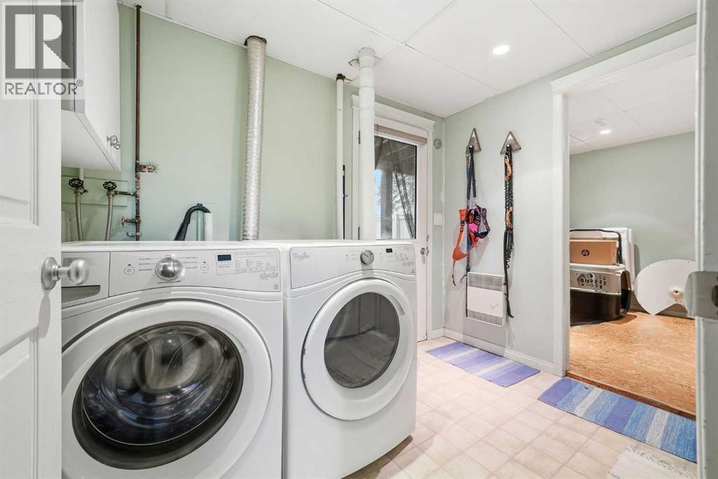23, 1225 Railway Avenue, Canmore, AB - Indoor Photo Showing Laundry Room