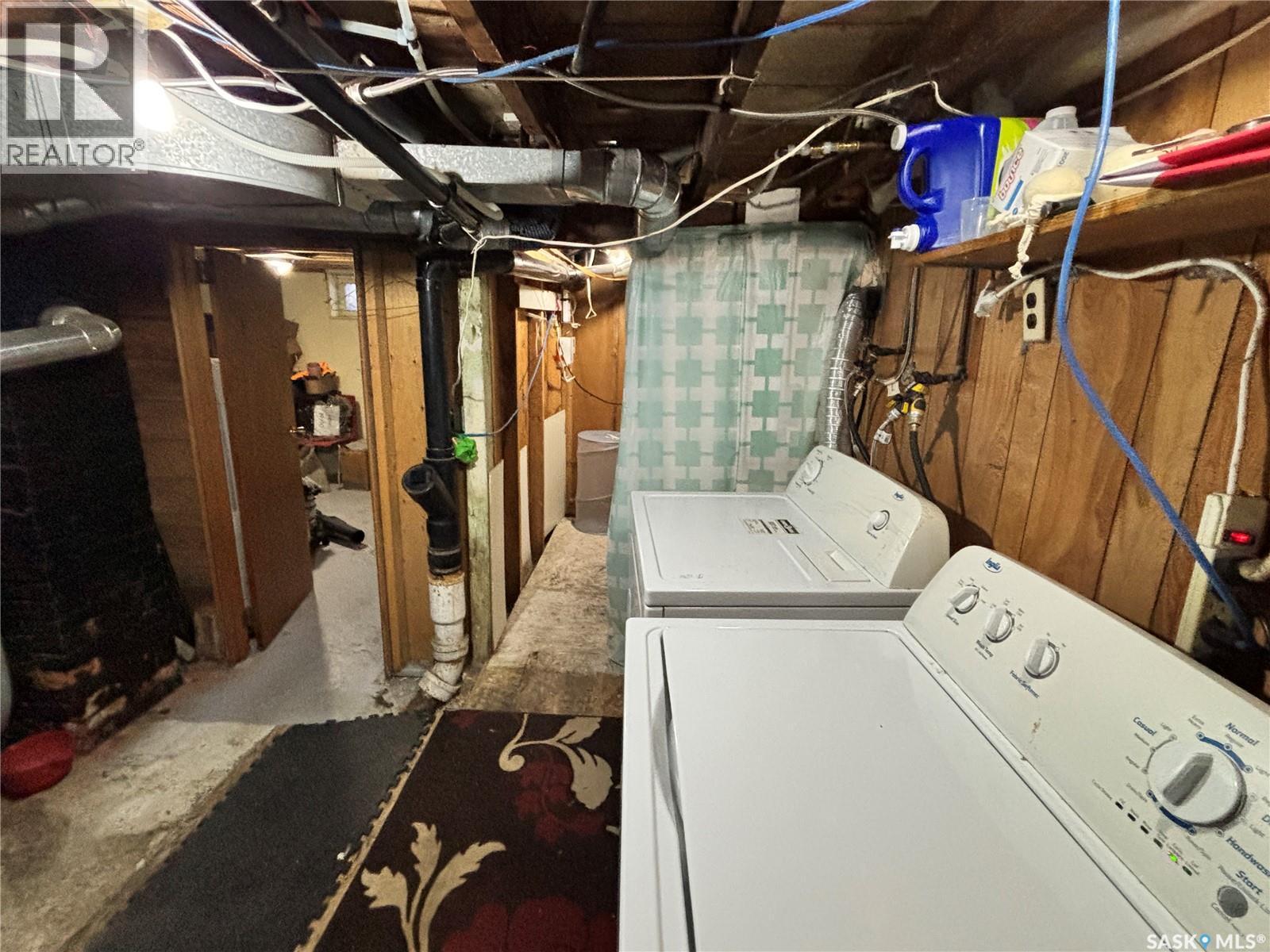 902 9Th Street, Humboldt, SK - Indoor Photo Showing Laundry Room