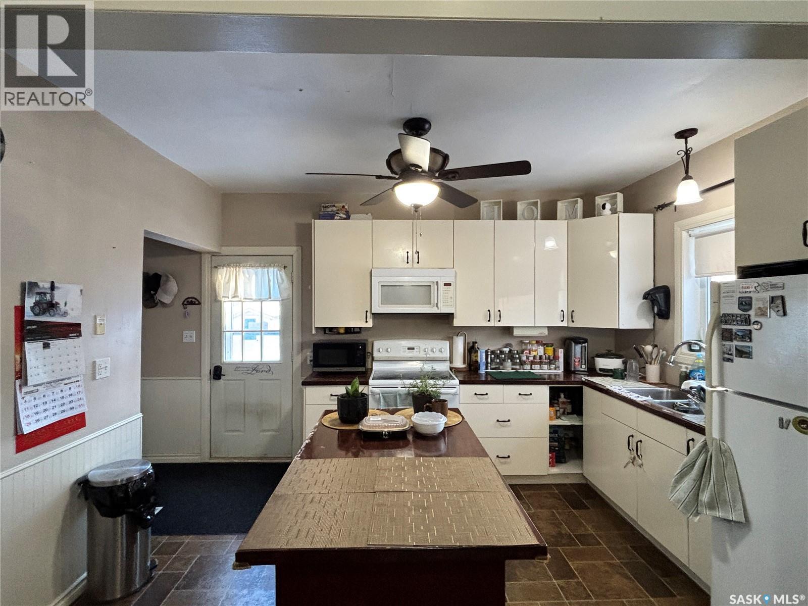 902 9Th Street, Humboldt, SK - Indoor Photo Showing Kitchen With Double Sink