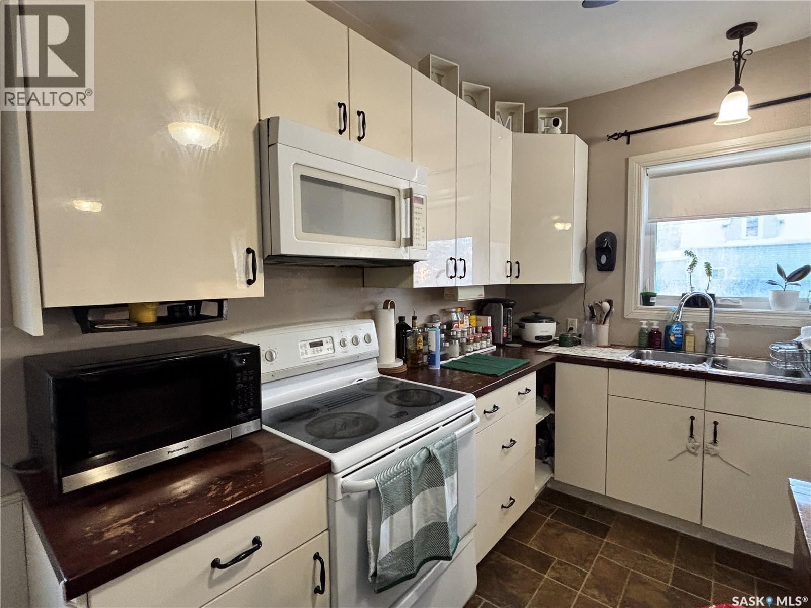 902 9Th Street, Humboldt, SK - Indoor Photo Showing Kitchen With Double Sink
