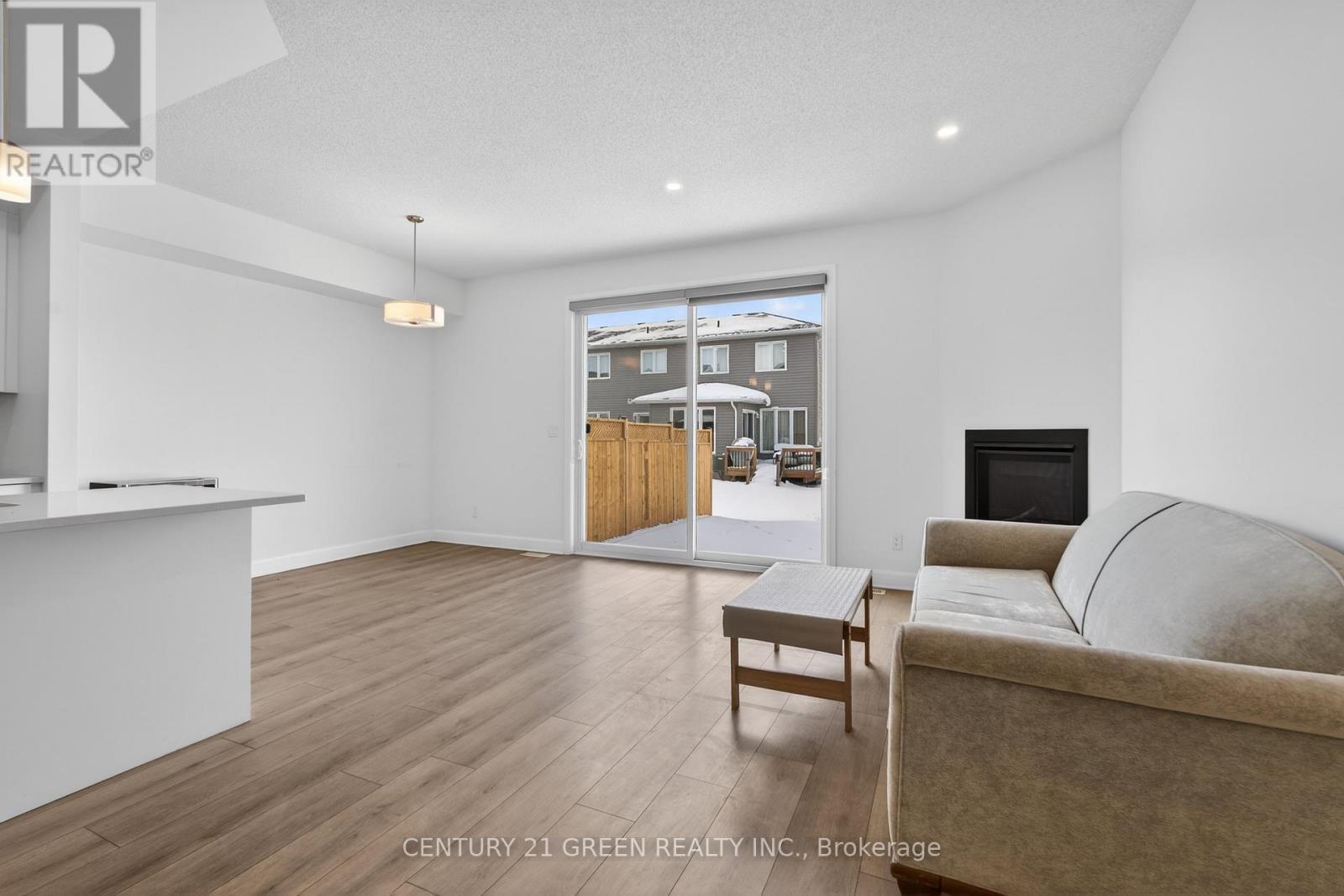 353 Buckthorn Drive, Kingston, ON - Indoor Photo Showing Living Room