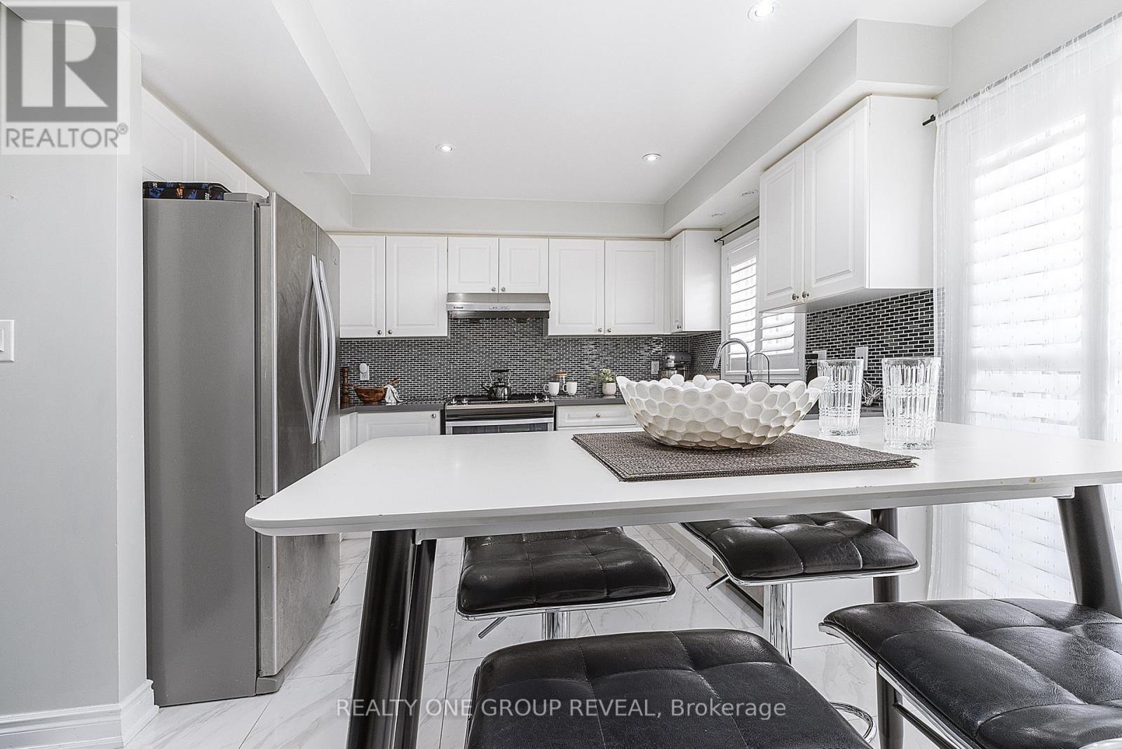 67 - 22 Lavan Lane, Ajax, ON - Indoor Photo Showing Kitchen With Upgraded Kitchen