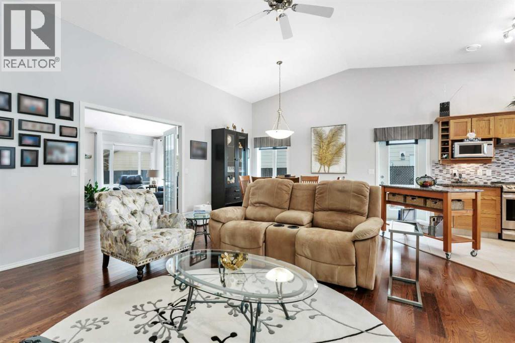 605 5 Street Sw, Sundre, AB - Indoor Photo Showing Living Room