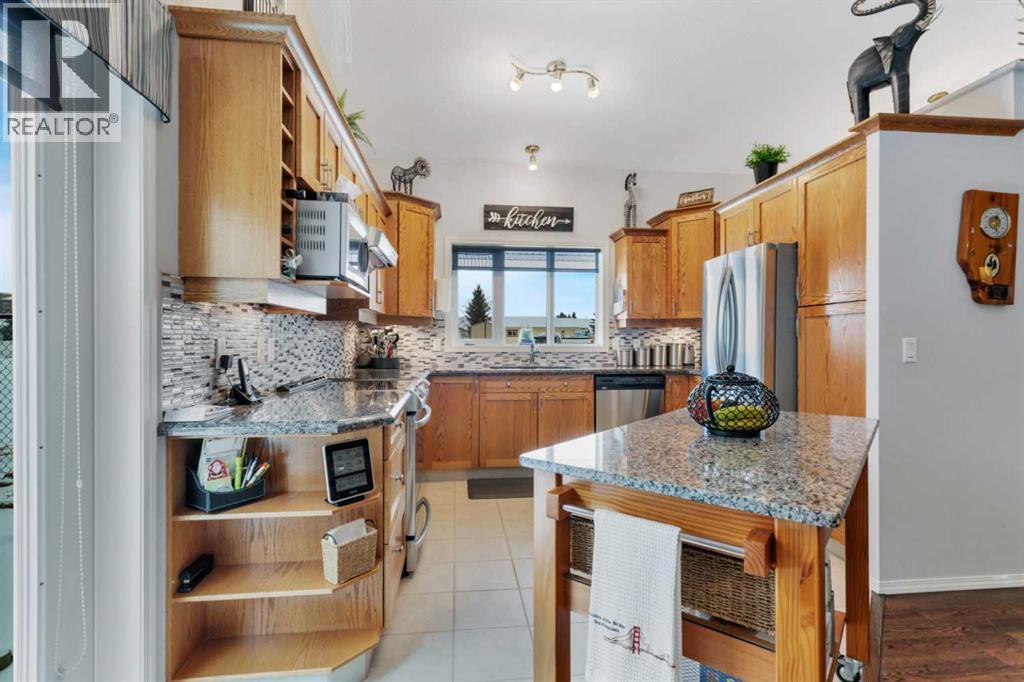 605 5 Street Sw, Sundre, AB - Indoor Photo Showing Kitchen