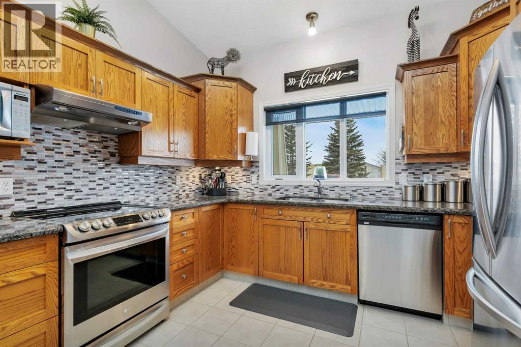 605 5 Street Sw, Sundre, AB - Indoor Photo Showing Kitchen With Stainless Steel Kitchen