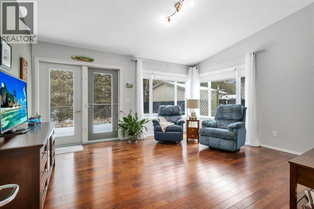 605 5 Street Sw, Sundre, AB - Indoor Photo Showing Living Room