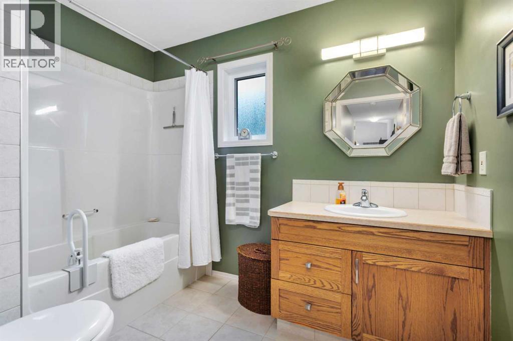 605 5 Street Sw, Sundre, AB - Indoor Photo Showing Bathroom