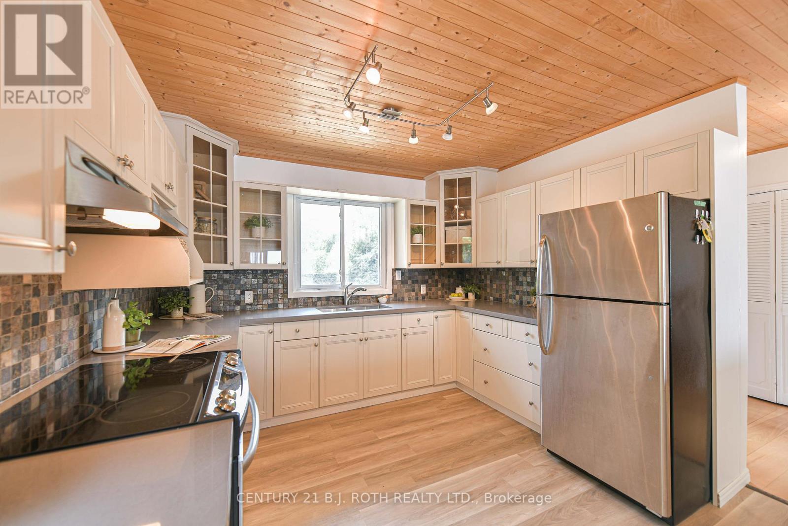 71 Campbell Beach Road, Kawartha Lakes, ON - Indoor Photo Showing Kitchen