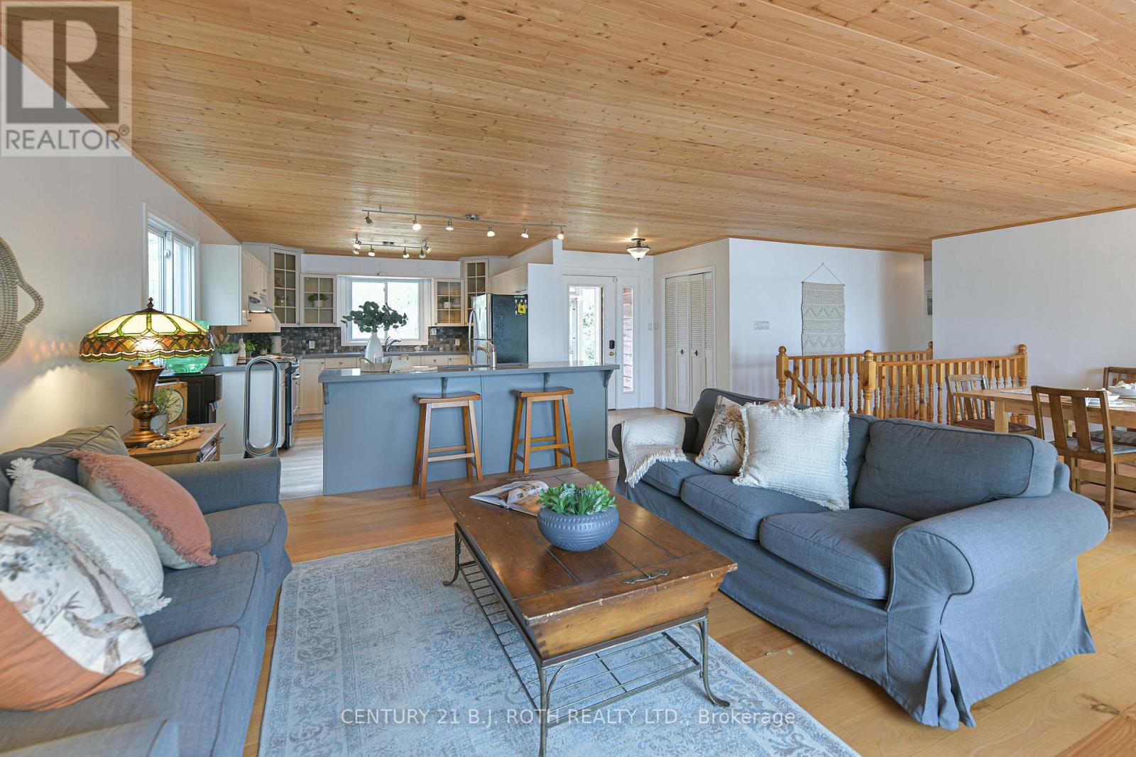 71 Campbell Beach Road, Kawartha Lakes, ON - Indoor Photo Showing Living Room