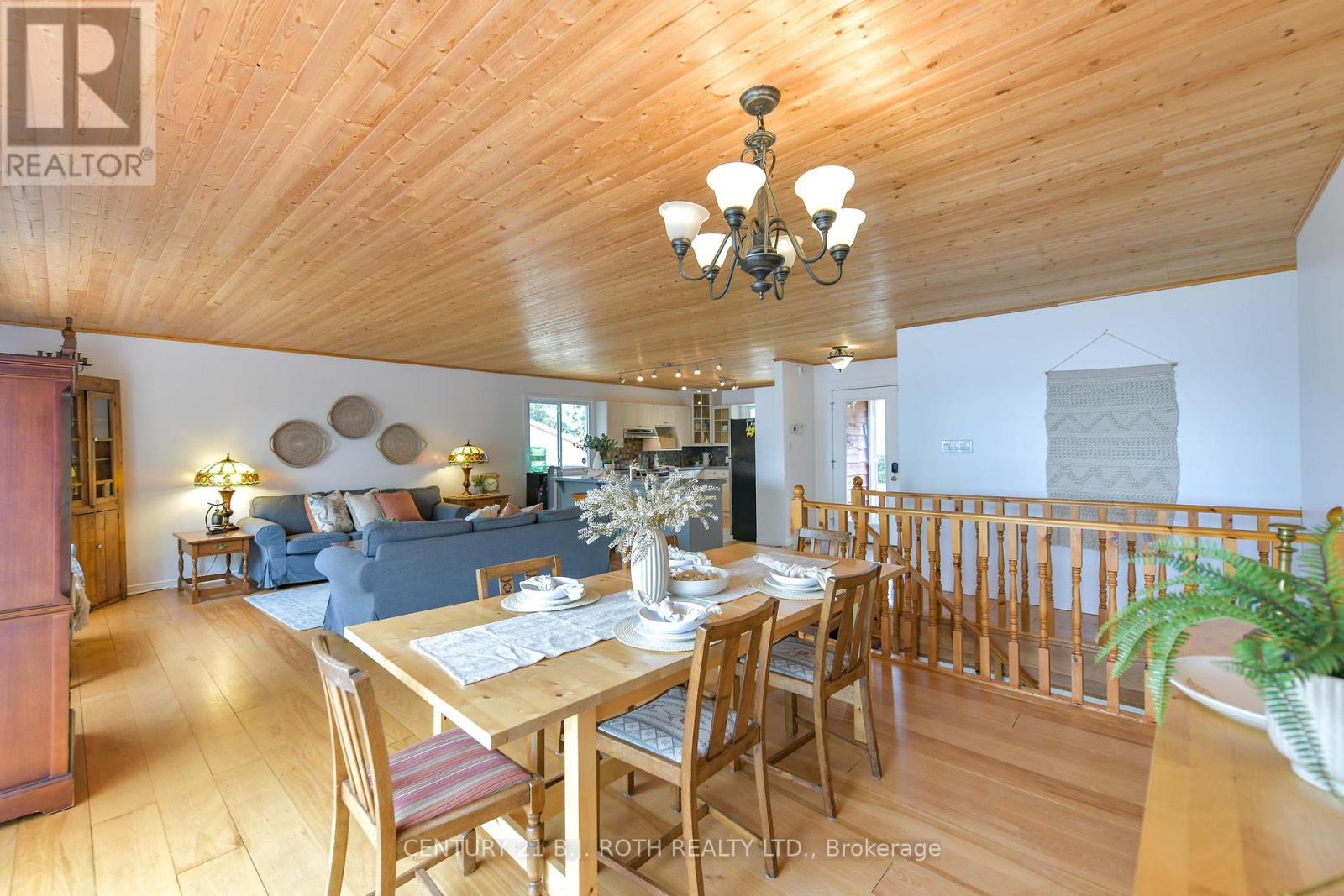 71 Campbell Beach Road, Kawartha Lakes, ON - Indoor Photo Showing Dining Room