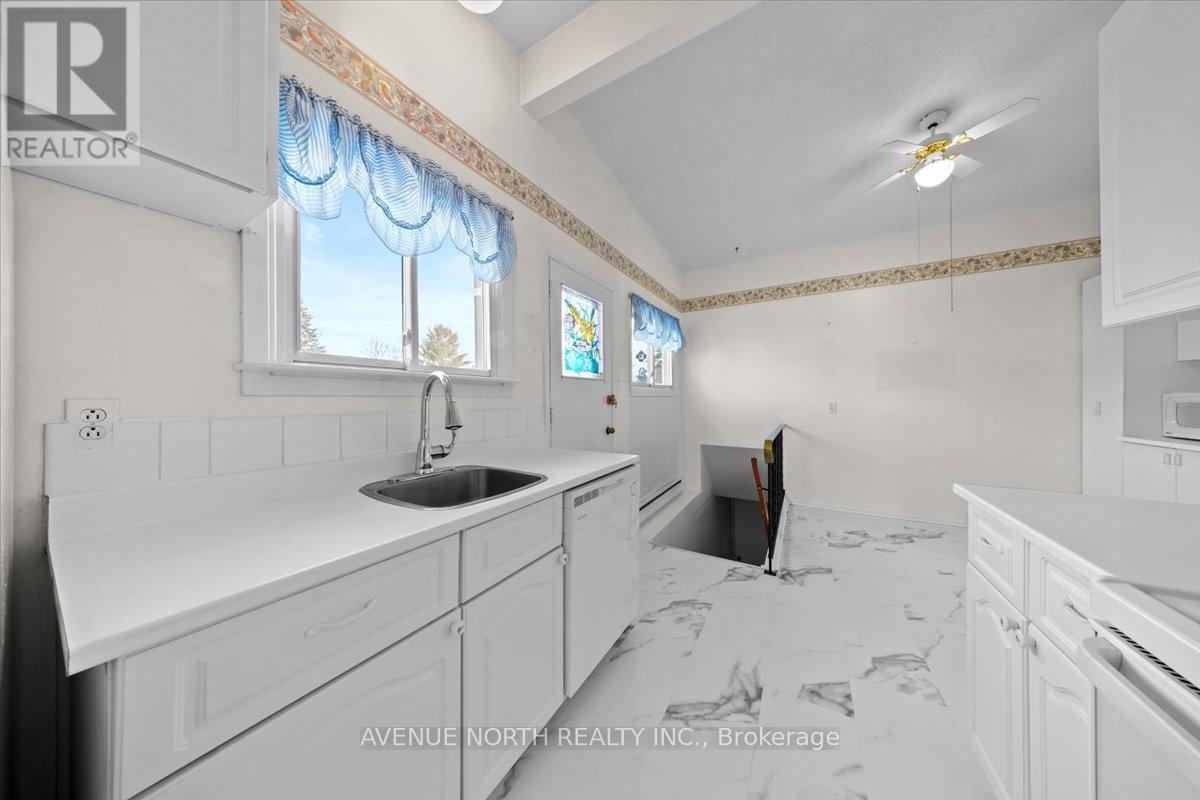 24 Parkmount Crescent, Ottawa, ON - Indoor Photo Showing Other Room