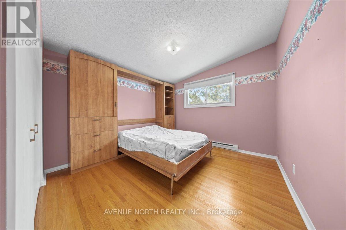 24 Parkmount Crescent, Ottawa, ON - Indoor Photo Showing Bedroom