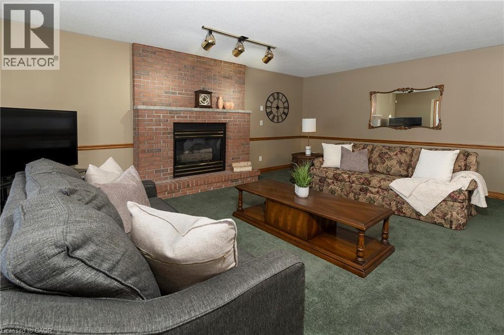 6005 Mountaingate Drive, Niagara Falls, ON - Indoor Photo Showing Living Room With Fireplace