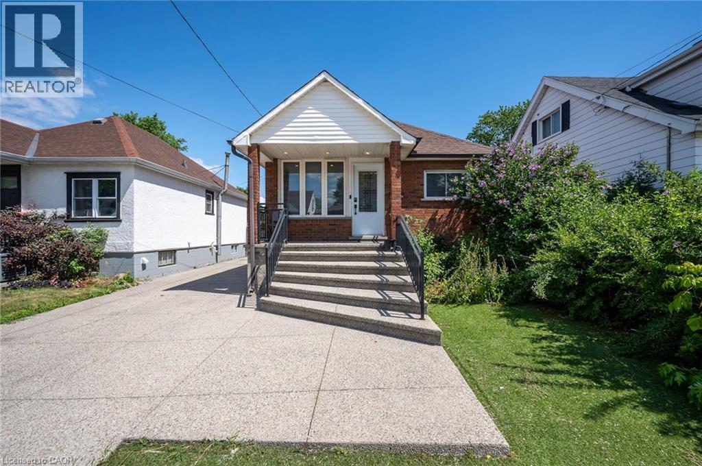 Bungalow-style home with brick siding and a front yard - 525 Britannia Avenue, Hamilton, ON - Outdoor