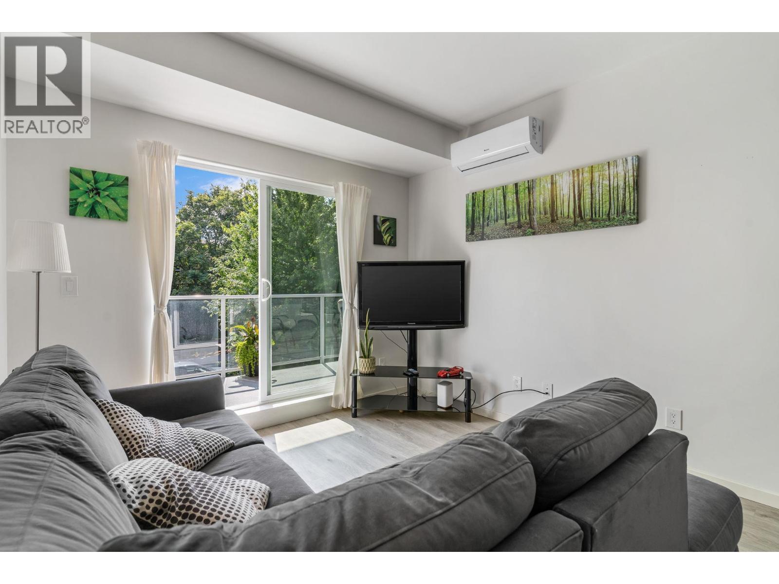 880 Saucier Avenue Unit# 207, Kelowna, BC - Indoor Photo Showing Living Room