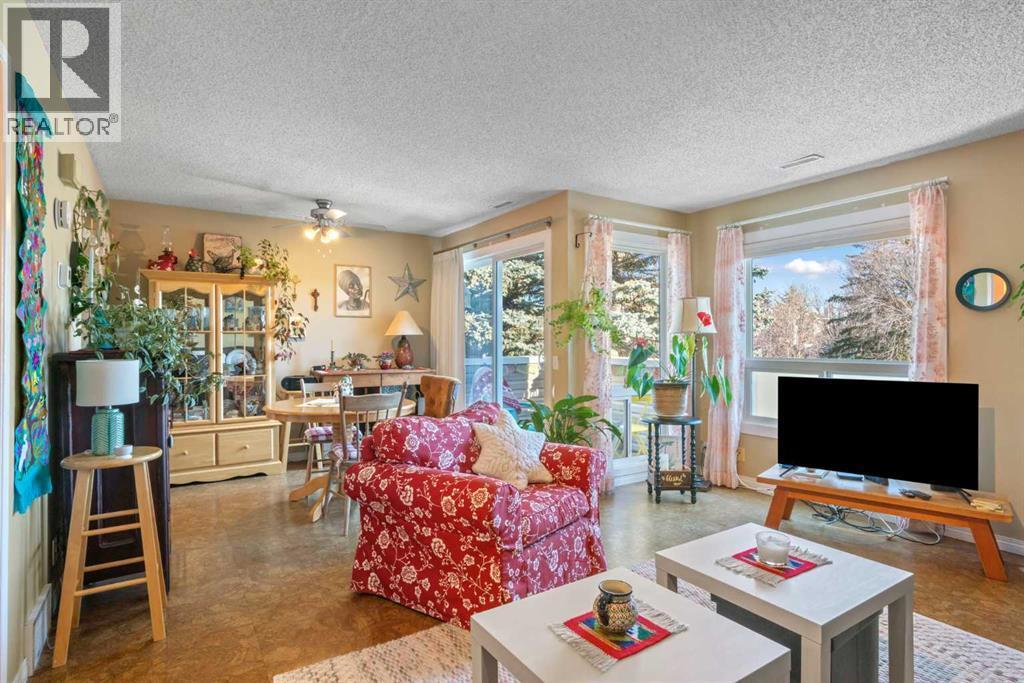 43, 200 Shawnessy Drive Sw, Calgary, AB - Indoor Photo Showing Living Room