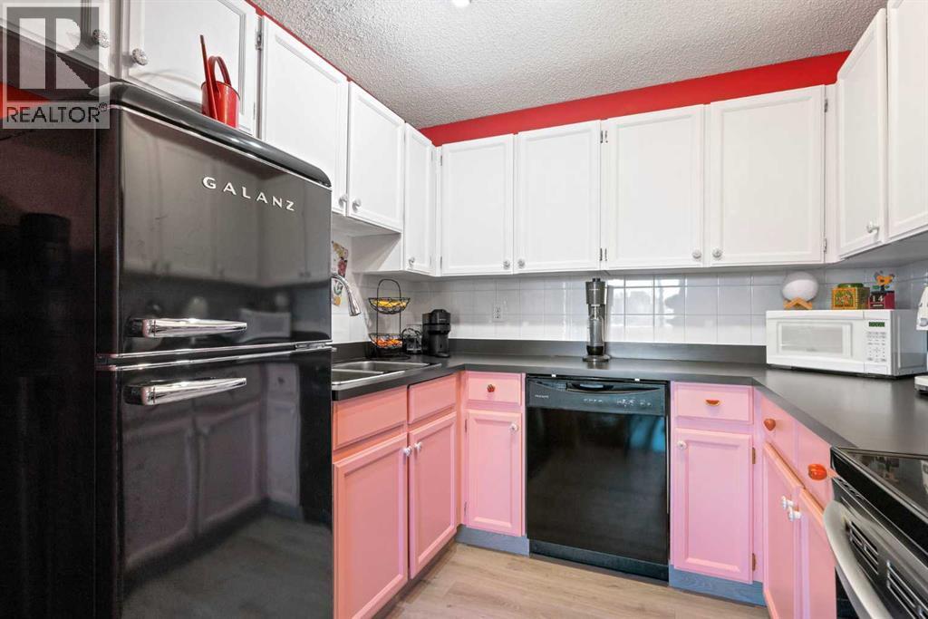43, 200 Shawnessy Drive Sw, Calgary, AB - Indoor Photo Showing Kitchen With Double Sink