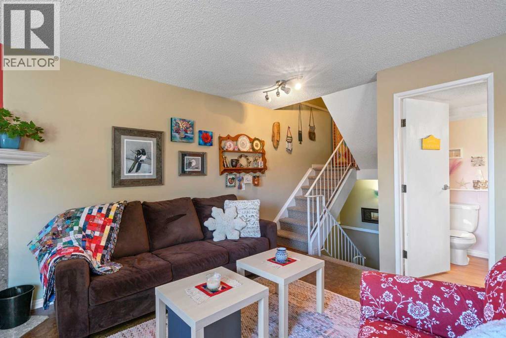 43, 200 Shawnessy Drive Sw, Calgary, AB - Indoor Photo Showing Living Room